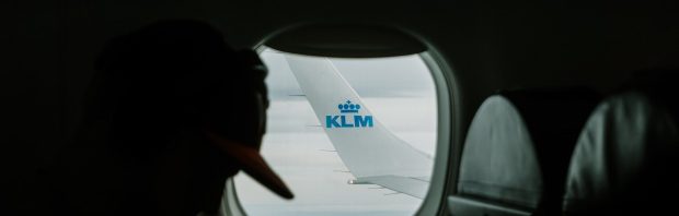 KLM wil lange rijen voorkomen met digitaal paspoort: ‘De chaos is bewust gecreëerd’