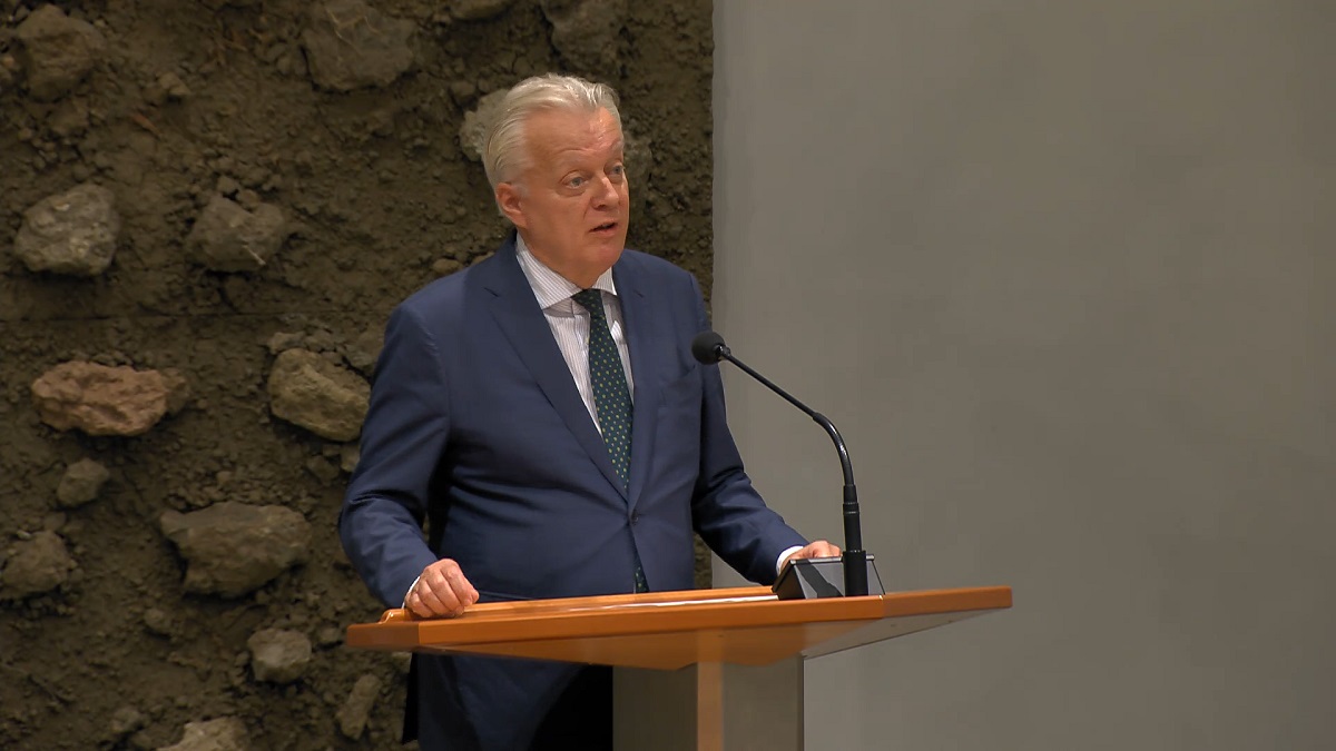 Ralf Dekker legt in jip-en-janneketaal aan SP-Kamerlid uit waarom er oorlog woedt in Oekraïne
