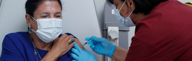 Waarom schiet het aantal coronadoden omhoog in landen met hoogste vaccinatiegraad?