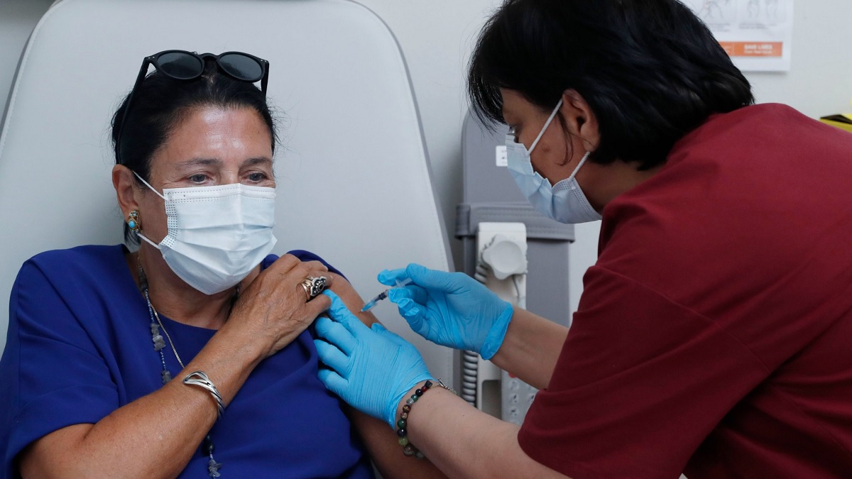 Waarom schiet het aantal coronadoden omhoog in landen met hoogste vaccinatiegraad?