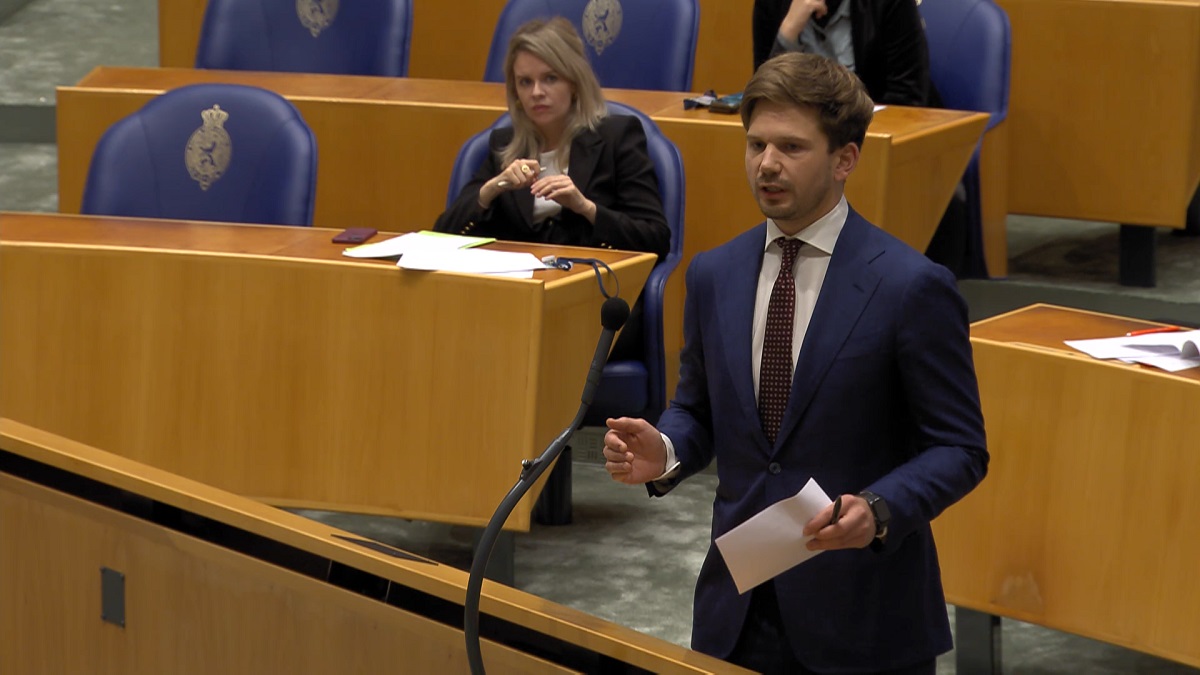 Kijk: Gideon van Meijeren zet VVD klem in debat over permanente coronawet