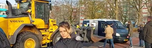 Nieuwsuur-reporter noemt verslaggever die wordt aangereden door politieshovel ‘snowflake’: ‘Ongekend’