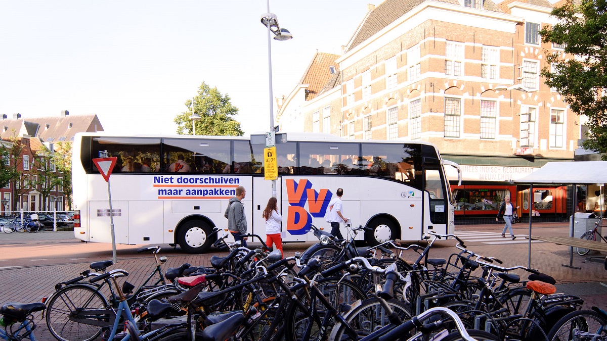 75 jaar VVD-filmpje doet wenkbrauwen fronsen: ‘Doet denken aan iets van 75 jaar geleden bij onze oosterburen’