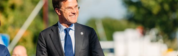 Kritiek op foto: ‘Wow! Rutte schudt een met bloed doordrenkte hand’