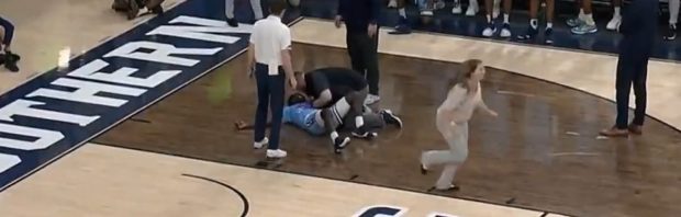 Kijk: basketballer grijpt naar borst en zakt midden in de wedstrijd in elkaar