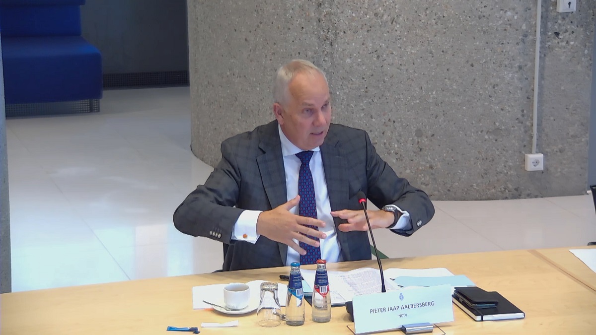 Kijk en huiver: zo moeten we volgens de NCTV-baas omgaan met ‘complottheorieën’ in Kamer en media