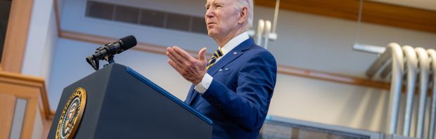 Kijk: Man valt in Polen uit vliegtuig van president Biden