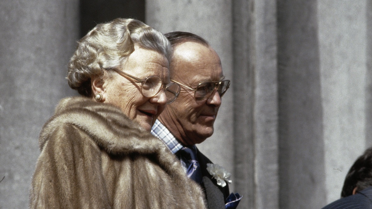 Nazivlag op dek van Nederlands koninklijk jacht doet stof opwaaien