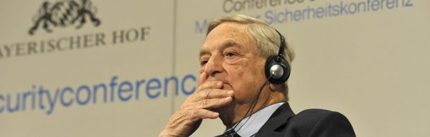 Kijk: Globalist George Soros loopt vast tijdens speech