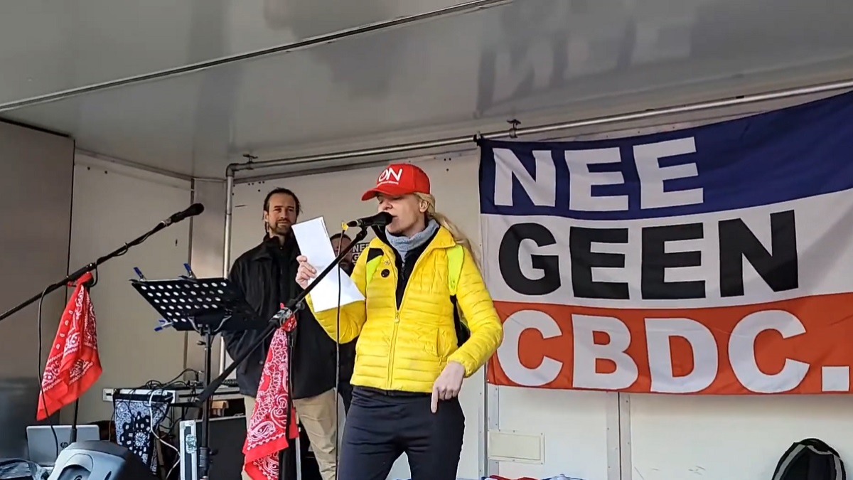 Camilla van der Burgt houdt vurige speech op de Dam: ‘Een revolutie ligt in het verschiet en is zelfs nodig’