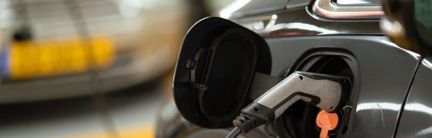 D66 wil linkerbaan alleen nog maar toegankelijk maken voor elektrische auto’s: ‘Volledig de weg kwijt’