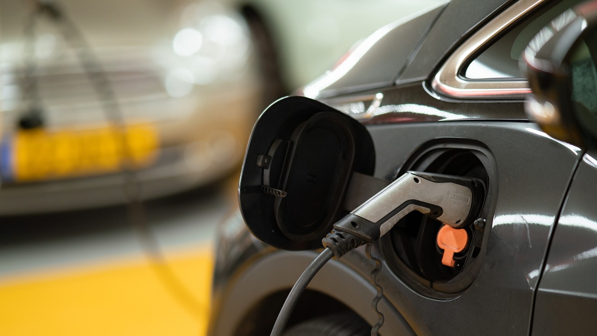 D66 wil linkerbaan alleen nog maar toegankelijk maken voor elektrische auto’s: ‘Volledig de weg kwijt’