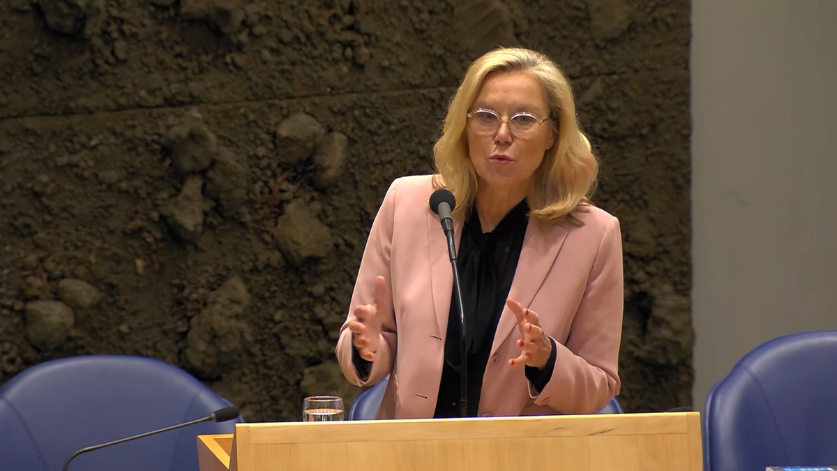 Kaag oogst kritiek met verklaring: ‘Ze plast dedain, ze zweet dedain en ze huilt dedain’