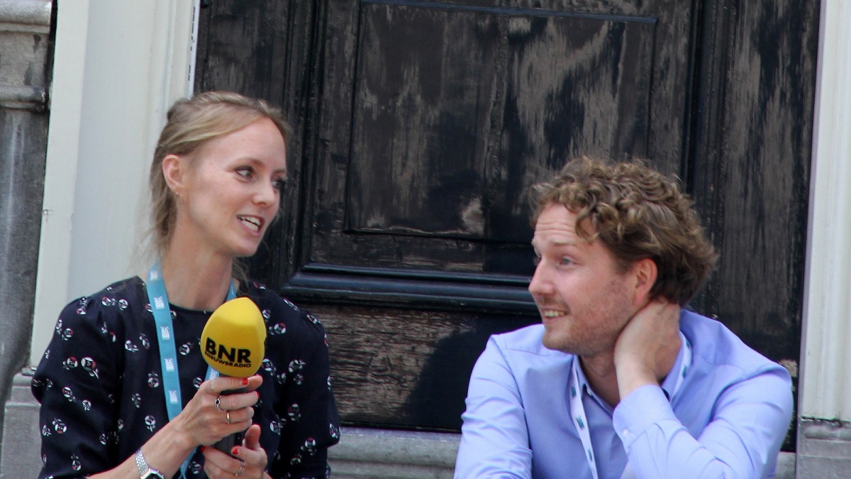 Bij BNR valt het op dat ‘complotdenkers’ het continu goed hebben: ‘Zorgelijk’