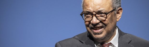 Kijk: senator sloopt corrupte WHO, ‘suikeroom’ Bill Gates en ‘moordenaar’ Tedros