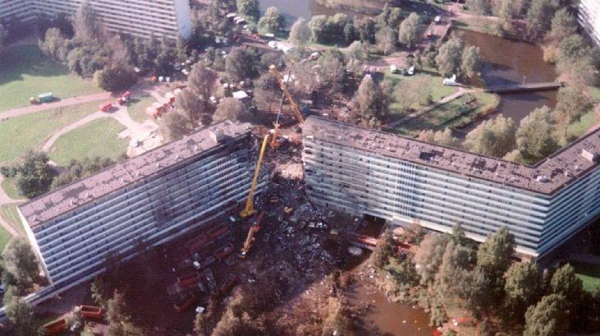 Alle stukken over Bijlmerramp voor 75 jaar geheim verklaard: ‘Wat wordt hier achtergehouden?’