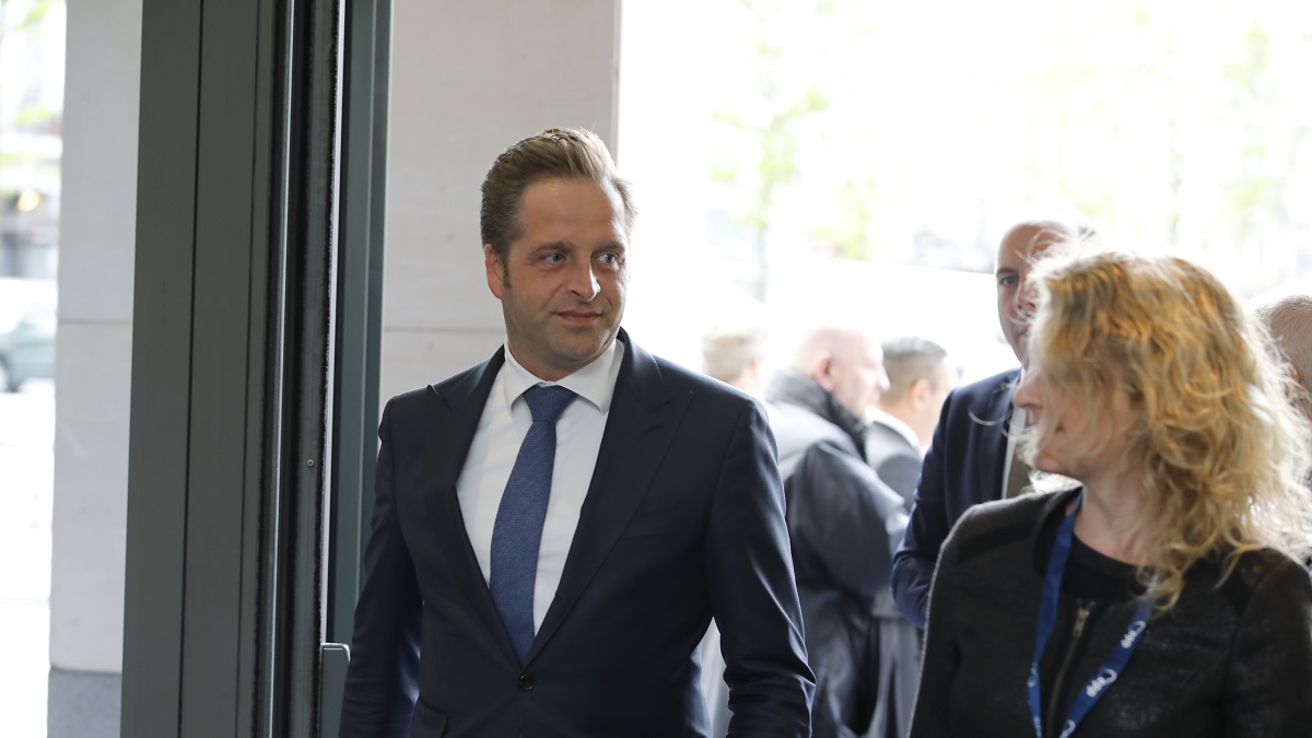 Is dit de reden waarom Hugo de Jonge zijn corona-appjes geheim wil houden?