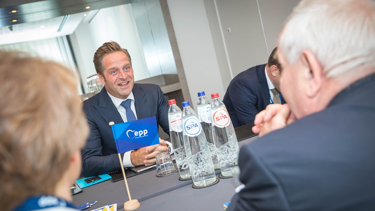 De Jonge wil dat zijn corona-appjes geheim blijven: ‘Wat heb je te verbergen?’