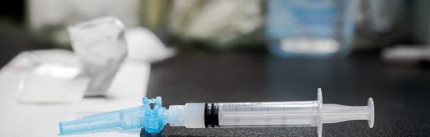 Deze journalist is tegen opheffen van coronamaatregelen en wil dat overgebleven vaccins opgemaakt worden