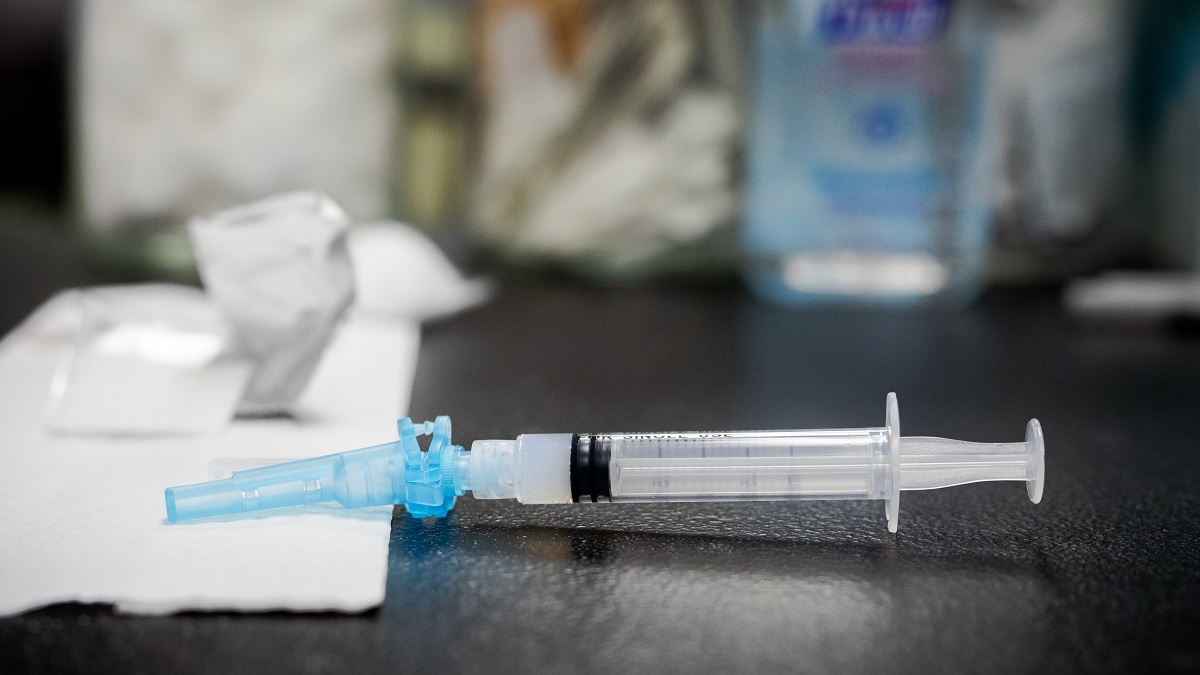 Deze journalist is tegen opheffen van coronamaatregelen en wil dat overgebleven vaccins opgemaakt worden