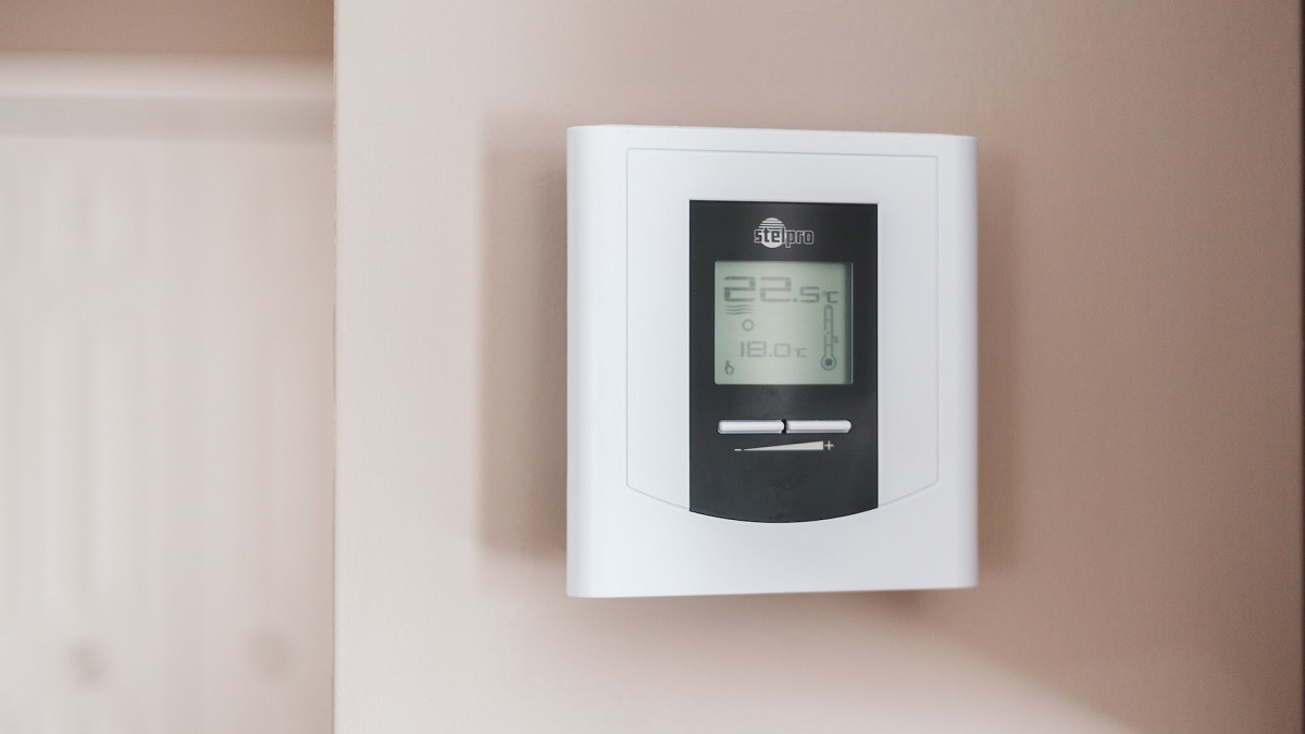 Terwijl opa en oma liggen te rillen onder een dekentje, is het subtropisch warm in een leeg overheidsgebouw