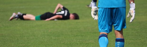 Video’s: voetballers vallen nog steeds om, krijgen hartaanvallen en sterven zelfs op het veld