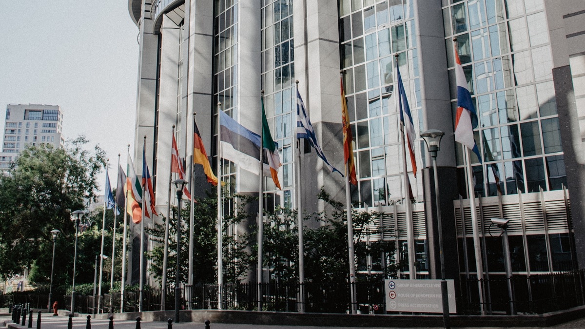 Europese Commissie opgeroepen onmiddellijk te stoppen met deze aanval op de democratie in andere landen