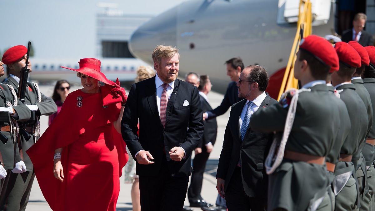 Schatrijke koning Willem-Alexander in Rotterdam: ‘We komen uit moeilijke tijden’