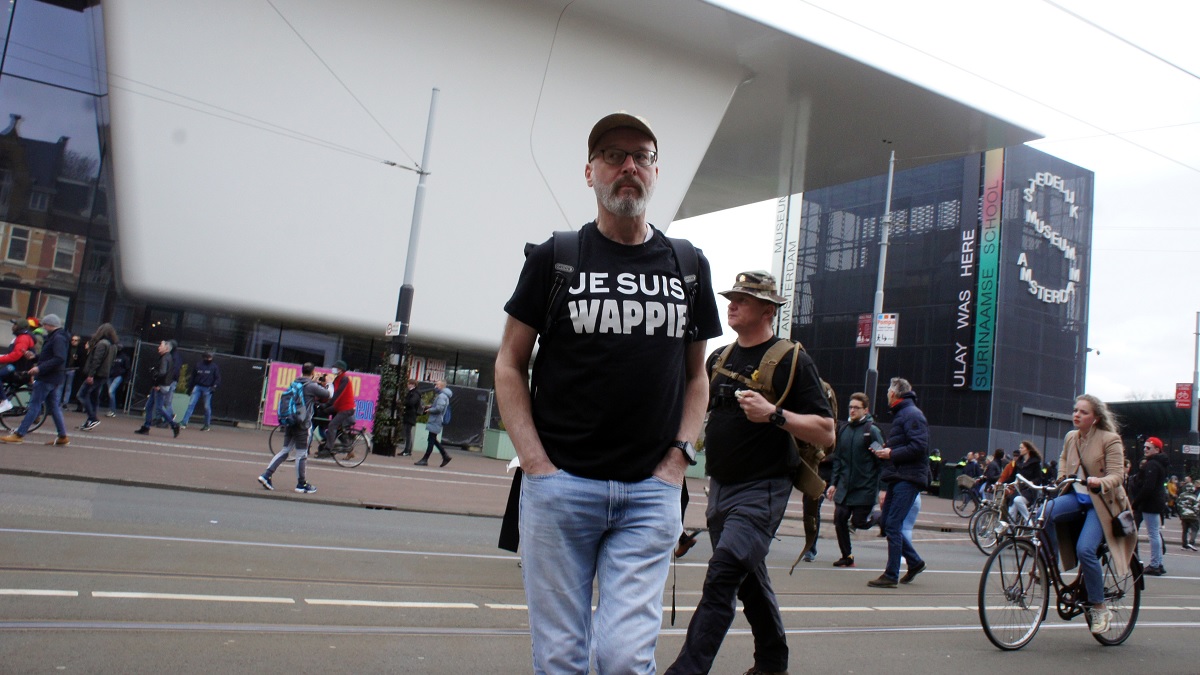 EenVandaag waarschuwt dat het aantal complotaanhangers nog steeds doorgroeit