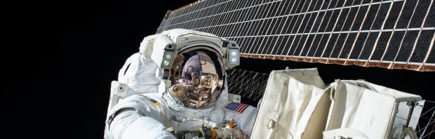 Als er astronauten aan boord van het ISS zitten, waarom worden de beelden dan in scène gezet?