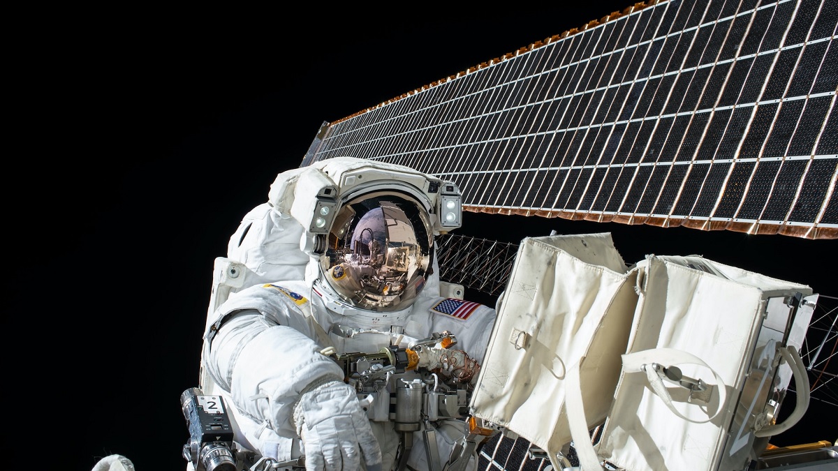 Als er astronauten aan boord van het ISS zitten, waarom worden de beelden dan in scène gezet?