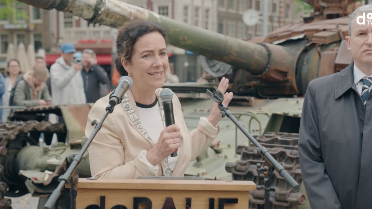 Femke Halsema brengt nazigroet bij vernietigde Russische tank in Amsterdam: ‘Ongepast’