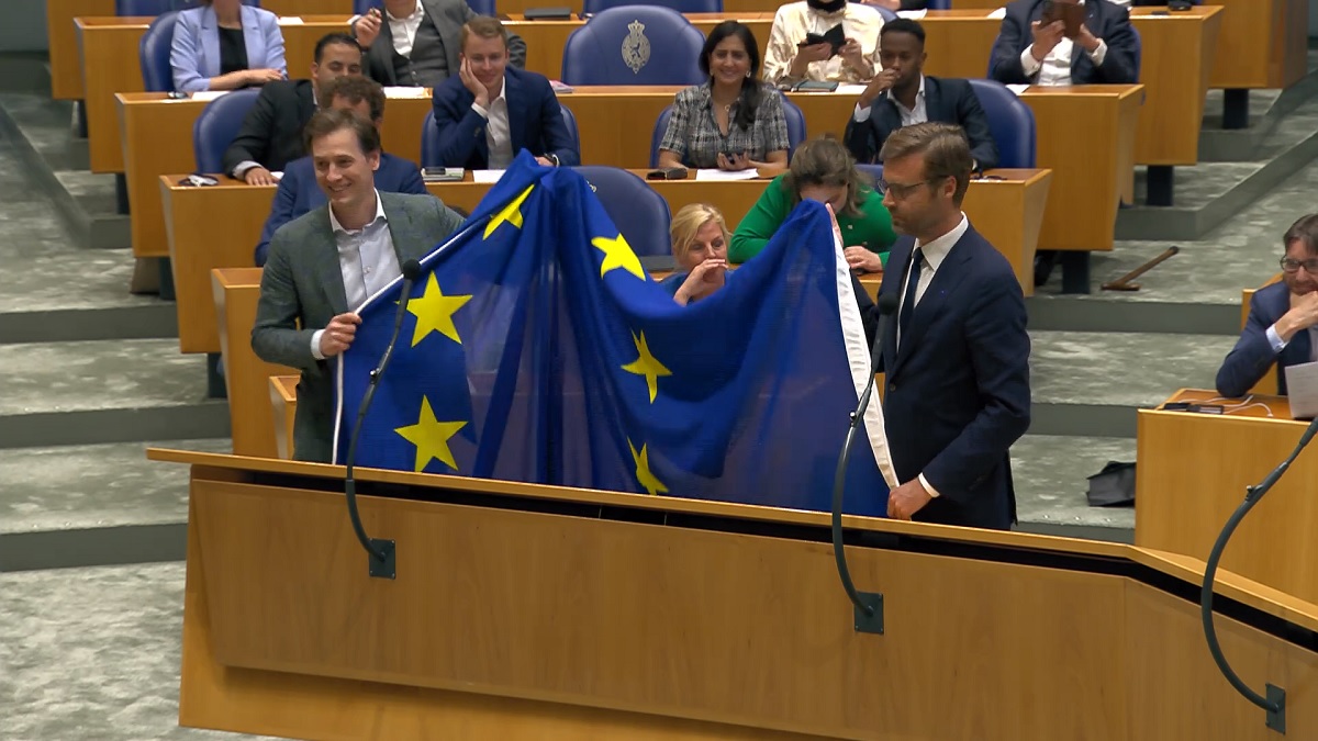 Ophef over EU-vlag in Tweede Kamer: ‘Zo ziet landverraad eruit’