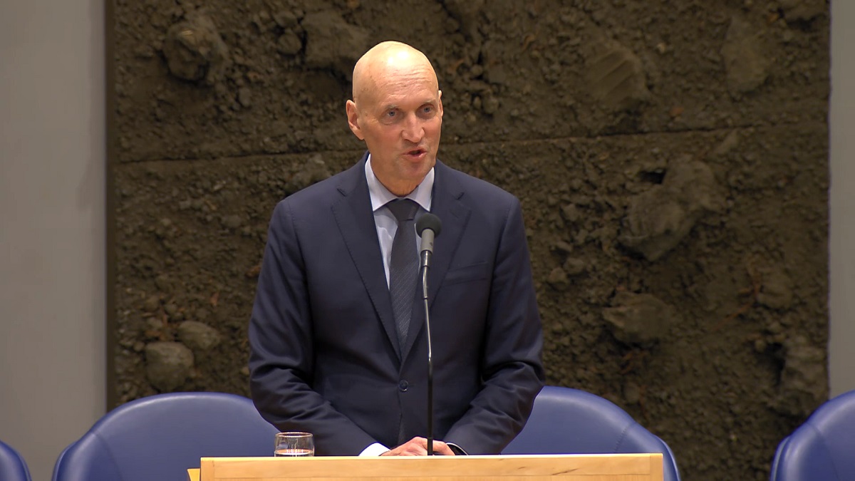 Kijk: Kuipers heeft ‘even geen tijd’ voor vraag over aansprakelijkheid bij vaccinatieschade