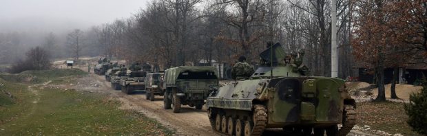 Terwijl alle ogen gericht zijn op Oekraïne, creëert de NAVO nog een oorlog in Europa
