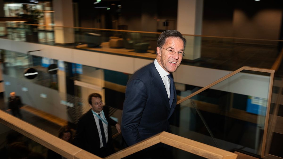 Journalist stelt Rutte kritische vragen bij VVD-congres: ‘Wat gaat er dan goed in dit land?’