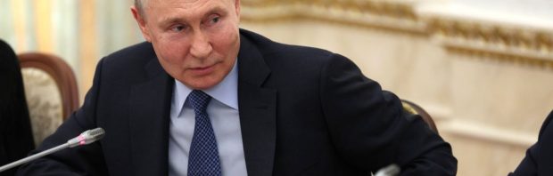 Gruwelijke beelden: Poetin laat op ‘Russisch Davos’ video zien over ongekende wreedheden Oekraïense nazi’s