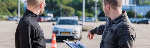 Terwijl een rijles 70 euro per uur moet gaan kosten, kunnen statushouders gratis een rijbewijs halen