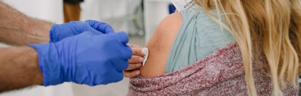 Professor die aan wieg stond van eerste wet over biowapens: ‘COVID-19-injecties zijn massavernietigingswapens’