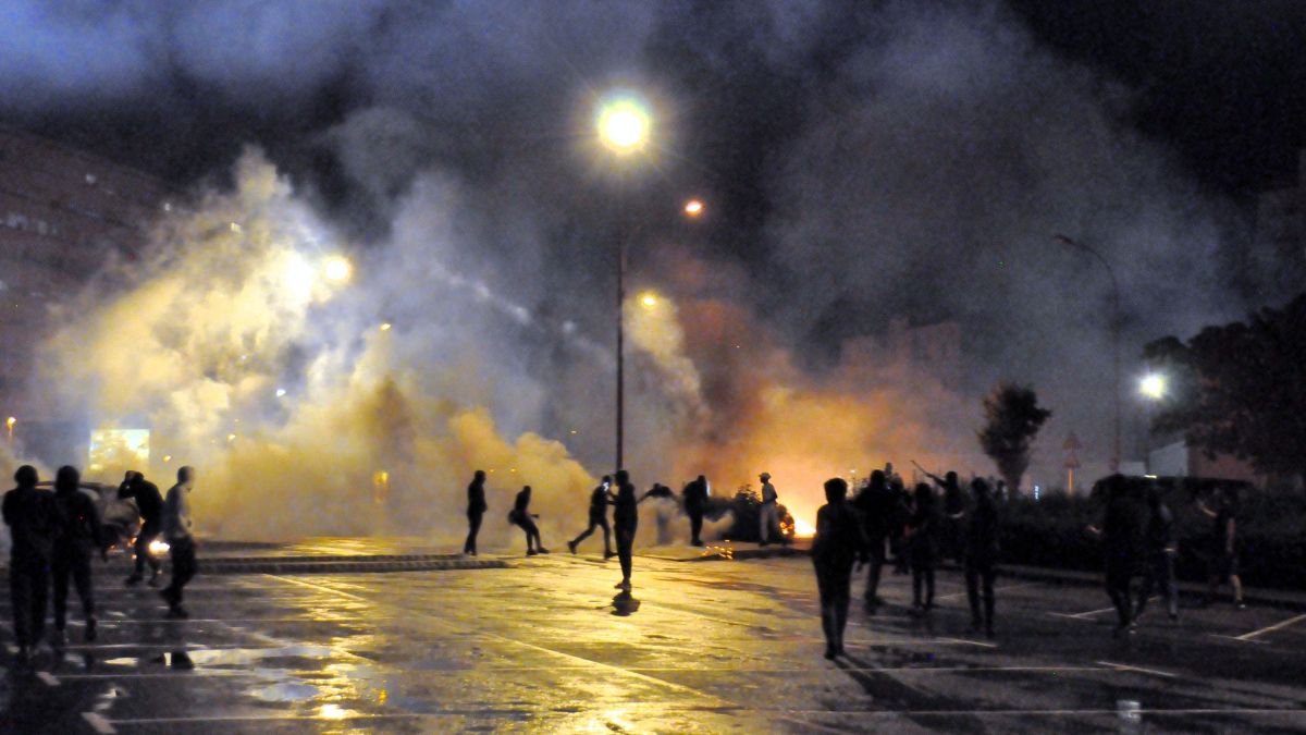 Frankrijk voor vijfde nacht op rij in crisis terwijl geweld zich verspreidt naar buurlanden