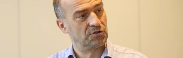 Topeconoom: centrale bankiers zijn van plan CBDC ‘onder je huid’ te implanteren