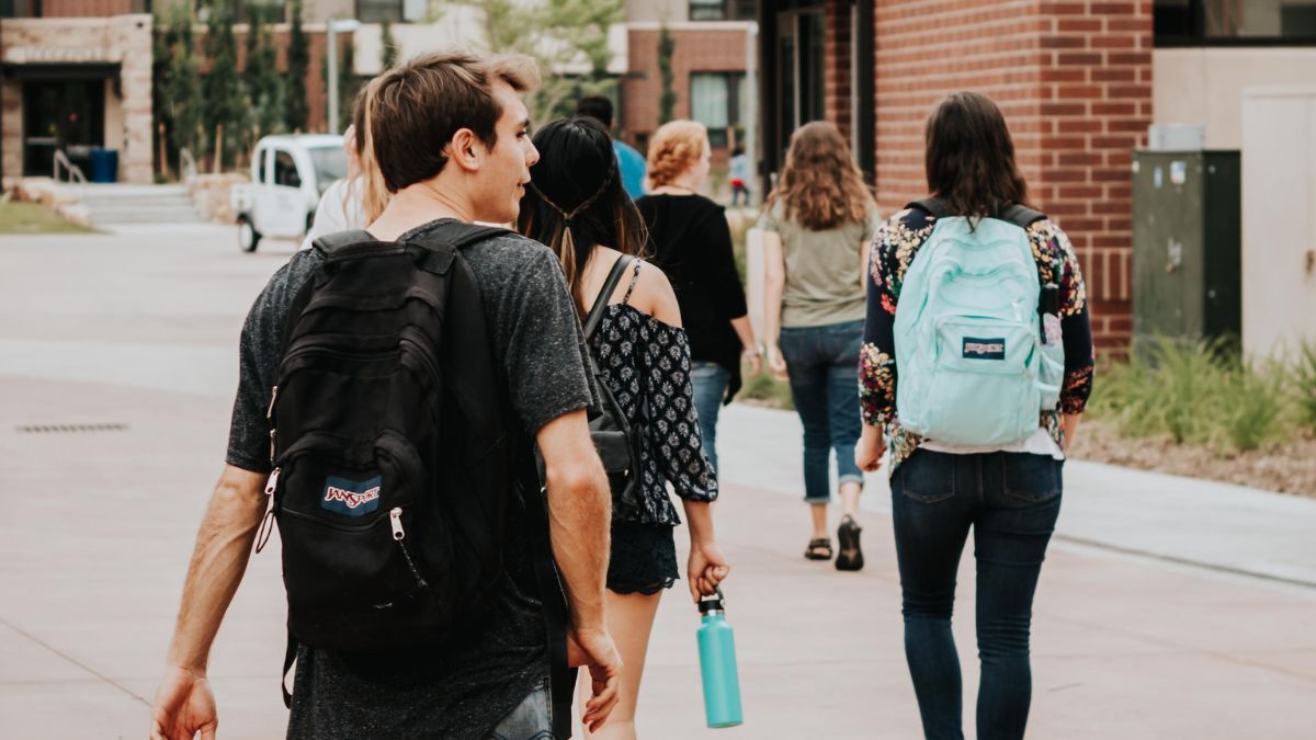 Verslaggever vraagt Nederlandse studenten hoeveel geslachten er zijn en krijgt wel heel bijzondere antwoorden