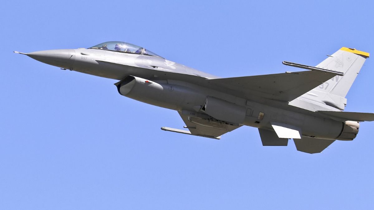 ‘Oorlogshitser’ Rutte geeft Oekraïne F-16’s, Nederlanders boos: ‘Is dit überhaupt wel legaal?’