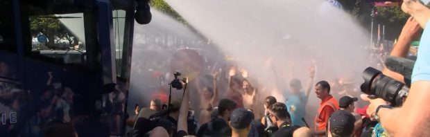 Politie richt ‘pisstraaltje’ op klimaatbetogers bij blokkade A12: ‘Er wordt met twee maten gemeten’