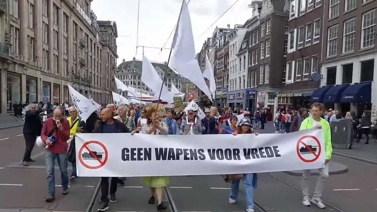 Demonstratie tegen ‘waanzinnige oorlog opgezet door psychopaten’ in Amsterdam: ‘Komt allen!’