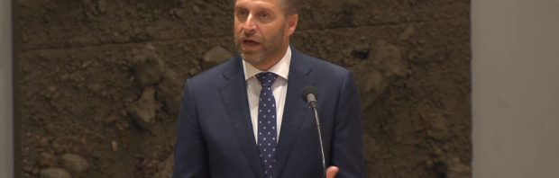 Hugo de Jonge beweert zonder blikken of blozen op tv dat de vaccinaties ‘miljoenen doden hebben weten te voorkomen’