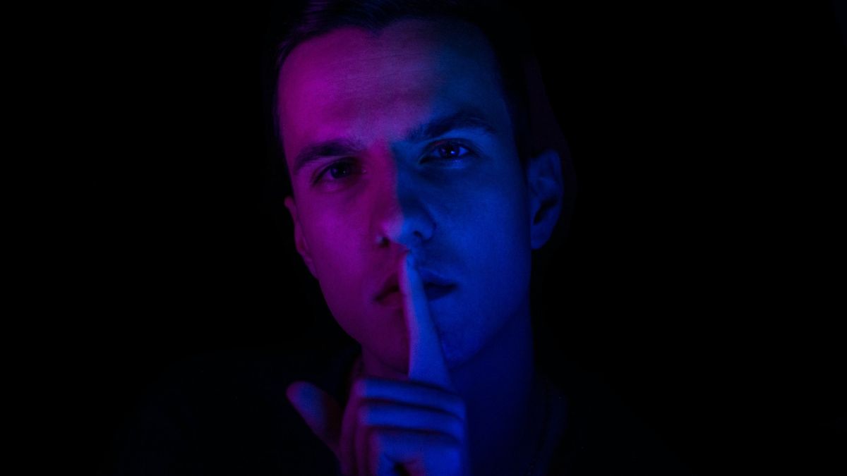 De gebeurtenissen stapelen zich op, maar het blijft oorverdovend stil: waarom horen we hier niets over?
