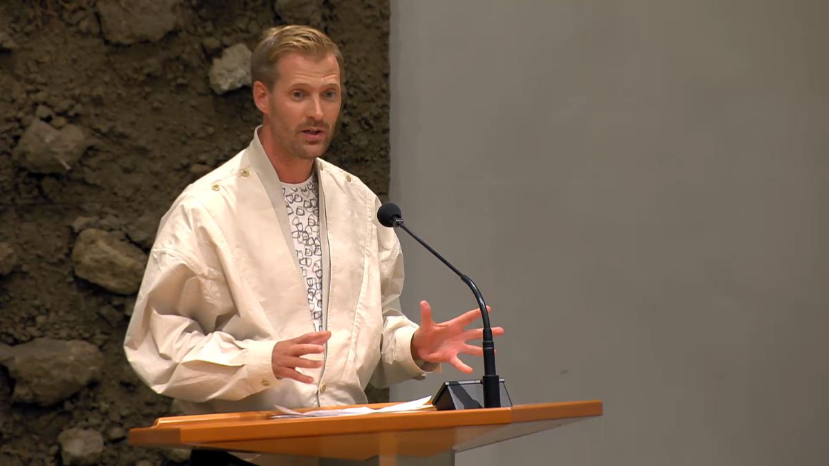 D66-Kamerlid Sjoerd Warmerdam draagt op Prinsjesdag een roze jurk: ‘Doe even normaal’