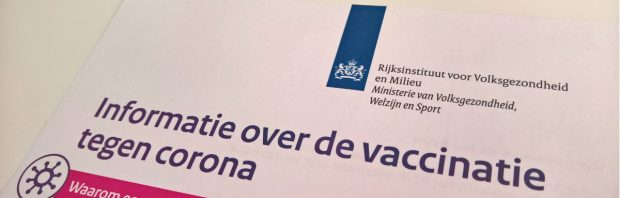 Bijsluiter nieuwe coronaprik nergens te vinden, luister naar de antwoorden van GGD, CBG en RIVM: ‘Mysterie!’