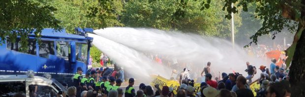 Politie beschermt ‘klimaatcriminelen’ tegen tegendemonstranten: ‘Opeens is de wapenstok wel gevonden’